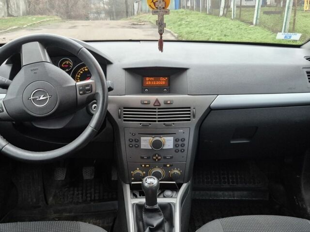 Серый Опель Астра, объемом двигателя 1.8 л и пробегом 350 тыс. км за 4300 $, фото 5 на Automoto.ua