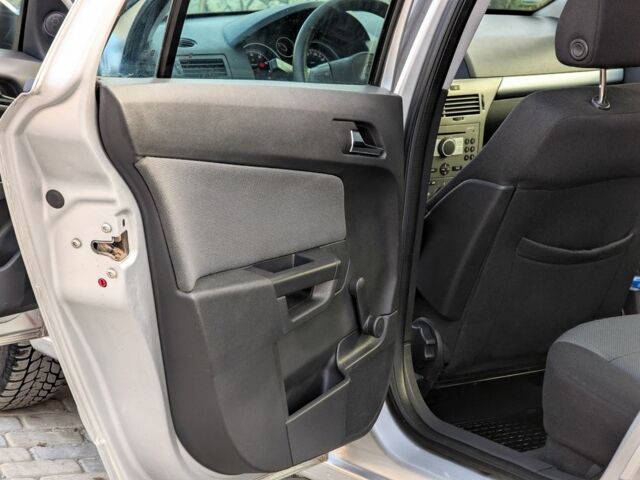 Серый Опель Астра, объемом двигателя 1.6 л и пробегом 246 тыс. км за 4100 $, фото 17 на Automoto.ua