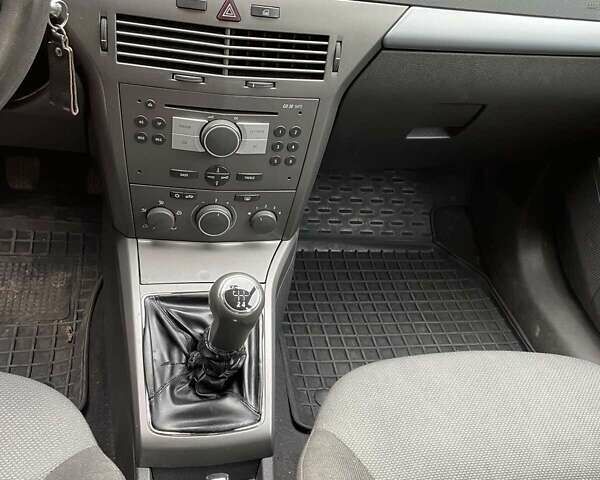 Серый Опель Астра, объемом двигателя 1.6 л и пробегом 221 тыс. км за 5550 $, фото 7 на Automoto.ua