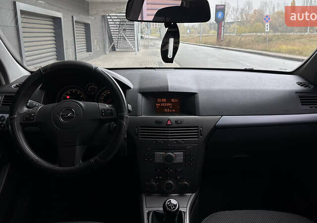 Серый Опель Астра, объемом двигателя 1.6 л и пробегом 297 тыс. км за 4400 $, фото 11 на Automoto.ua