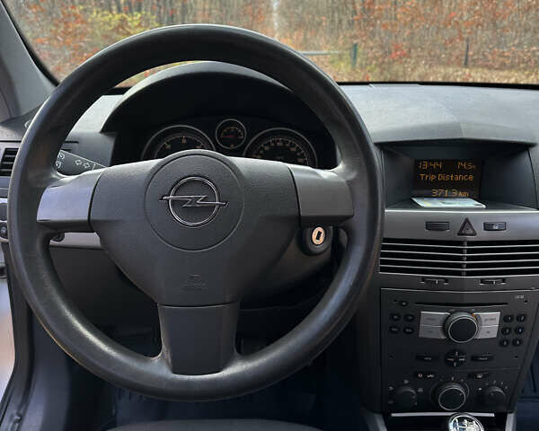 Серый Опель Астра, объемом двигателя 1.7 л и пробегом 324 тыс. км за 4200 $, фото 10 на Automoto.ua