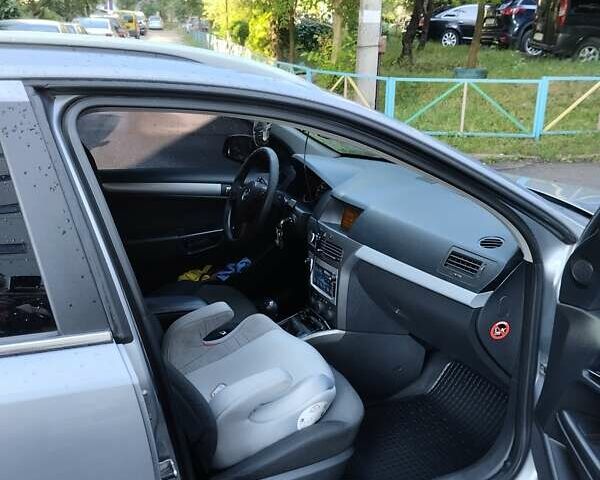 Серый Опель Астра, объемом двигателя 1.6 л и пробегом 230 тыс. км за 5500 $, фото 1 на Automoto.ua