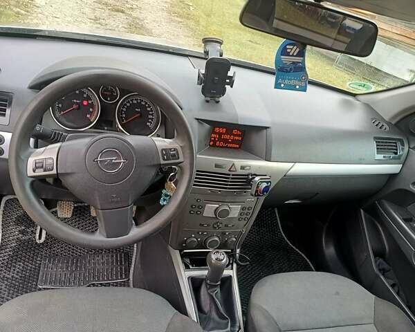 Серый Опель Астра, объемом двигателя 1.4 л и пробегом 250 тыс. км за 4000 $, фото 1 на Automoto.ua