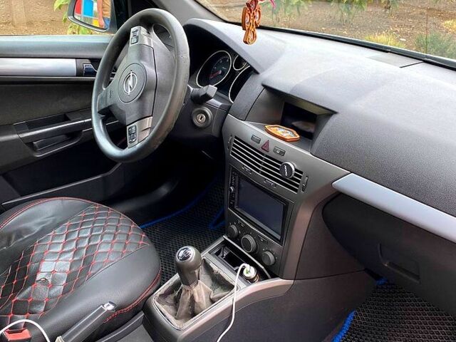 Серый Опель Астра, объемом двигателя 1.7 л и пробегом 270 тыс. км за 5000 $, фото 2 на Automoto.ua