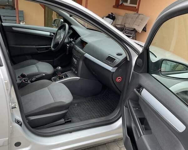 Серый Опель Астра, объемом двигателя 1.6 л и пробегом 221 тыс. км за 5550 $, фото 5 на Automoto.ua