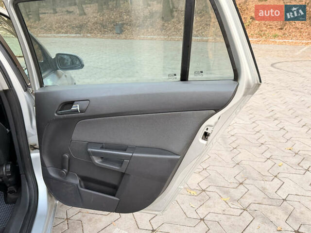 Серый Опель Астра, объемом двигателя 1.7 л и пробегом 390 тыс. км за 4700 $, фото 23 на Automoto.ua