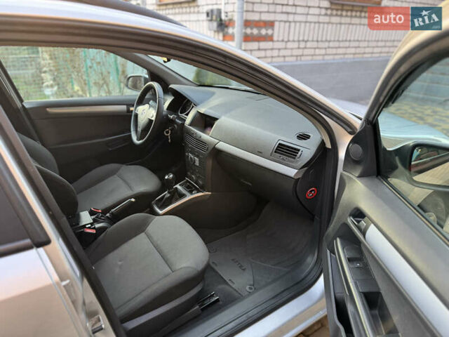 Серый Опель Астра, объемом двигателя 1.6 л и пробегом 243 тыс. км за 4750 $, фото 10 на Automoto.ua