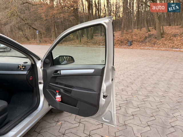 Серый Опель Астра, объемом двигателя 1.7 л и пробегом 390 тыс. км за 4700 $, фото 18 на Automoto.ua