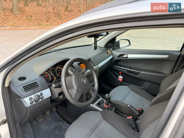 Серый Опель Астра, объемом двигателя 1.7 л и пробегом 390 тыс. км за 4700 $, фото 20 на Automoto.ua