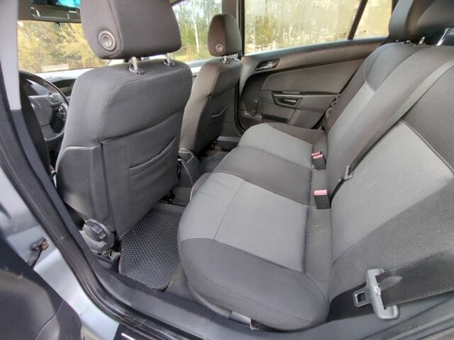 Серый Опель Астра, объемом двигателя 1.2 л и пробегом 250 тыс. км за 3650 $, фото 5 на Automoto.ua