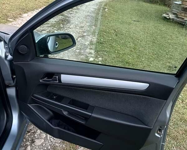 Серый Опель Астра, объемом двигателя 1.4 л и пробегом 250 тыс. км за 4000 $, фото 15 на Automoto.ua