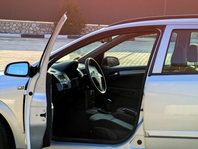 Серый Опель Астра, объемом двигателя 1.6 л и пробегом 246 тыс. км за 4100 $, фото 10 на Automoto.ua