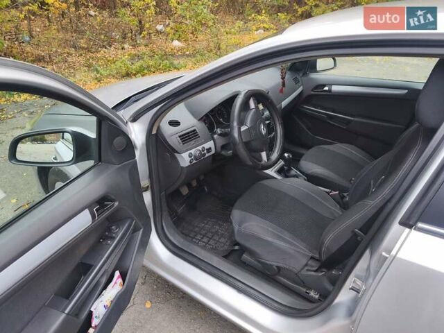 Серый Опель Астра, объемом двигателя 1.8 л и пробегом 349 тыс. км за 3700 $, фото 3 на Automoto.ua
