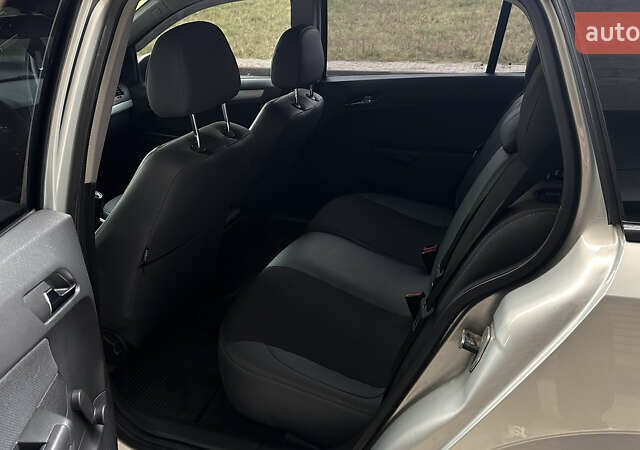 Серый Опель Астра, объемом двигателя 1.6 л и пробегом 297 тыс. км за 4400 $, фото 12 на Automoto.ua