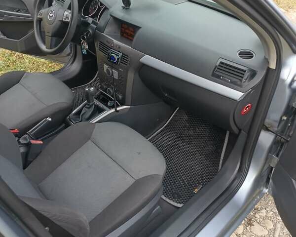 Серый Опель Астра, объемом двигателя 1.4 л и пробегом 250 тыс. км за 4000 $, фото 18 на Automoto.ua