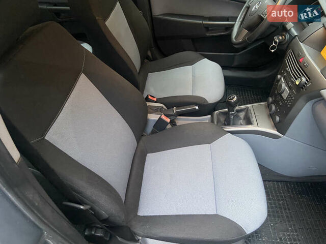 Серый Опель Астра, объемом двигателя 1.6 л и пробегом 227 тыс. км за 5000 $, фото 28 на Automoto.ua