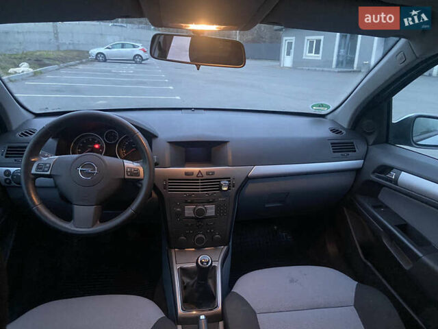 Серый Опель Астра, объемом двигателя 1.6 л и пробегом 227 тыс. км за 5000 $, фото 24 на Automoto.ua