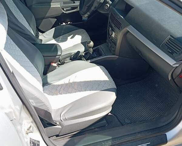 Серый Опель Астра, объемом двигателя 1.7 л и пробегом 296 тыс. км за 5000 $, фото 6 на Automoto.ua