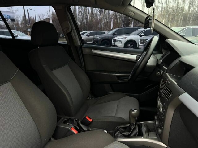 Серый Опель Астра, объемом двигателя 1.7 л и пробегом 292 тыс. км за 4900 $, фото 18 на Automoto.ua