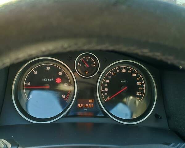 Серый Опель Астра, объемом двигателя 1.7 л и пробегом 320 тыс. км за 4900 $, фото 1 на Automoto.ua