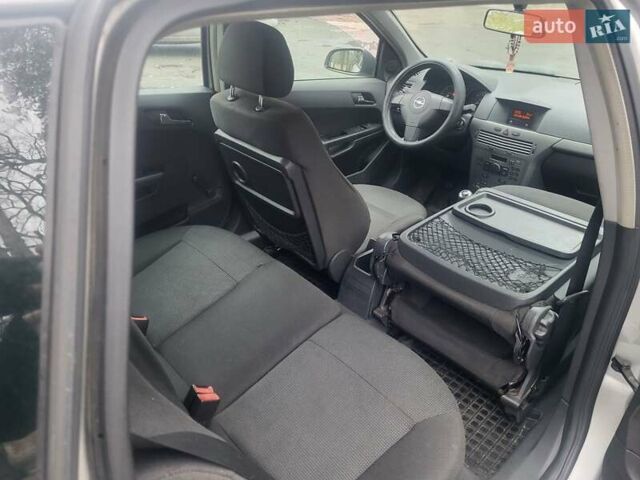 Серый Опель Астра, объемом двигателя 1.7 л и пробегом 250 тыс. км за 2999 $, фото 6 на Automoto.ua