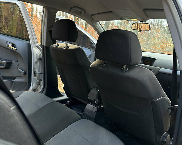 Серый Опель Астра, объемом двигателя 1.7 л и пробегом 324 тыс. км за 4200 $, фото 12 на Automoto.ua