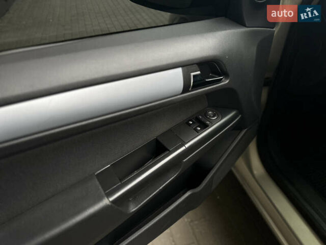 Серый Опель Астра, объемом двигателя 1.6 л и пробегом 297 тыс. км за 4400 $, фото 9 на Automoto.ua