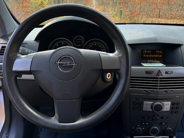 Серый Опель Астра, объемом двигателя 1.7 л и пробегом 324 тыс. км за 4200 $, фото 11 на Automoto.ua