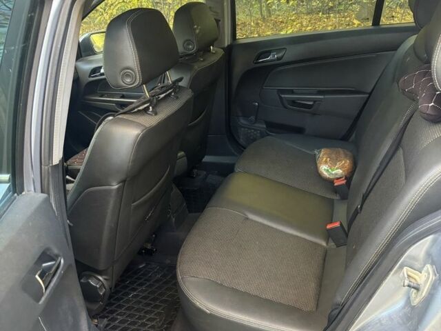 Серый Опель Астра, объемом двигателя 1.7 л и пробегом 334 тыс. км за 4500 $, фото 4 на Automoto.ua