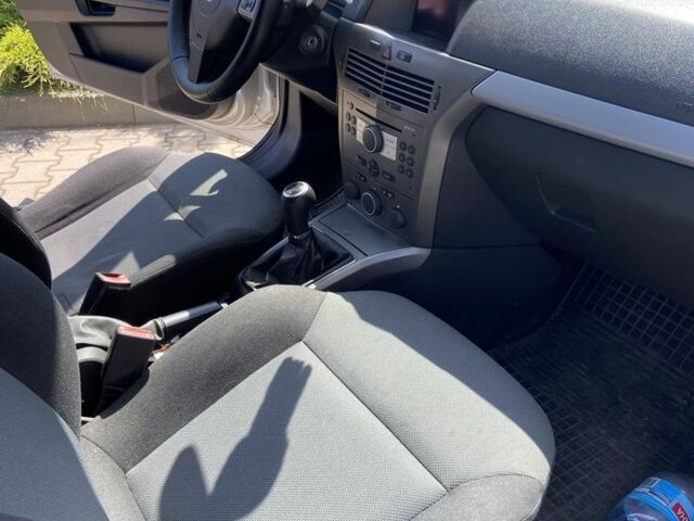 Серый Опель Астра, объемом двигателя 1.6 л и пробегом 250 тыс. км за 4999 $, фото 18 на Automoto.ua