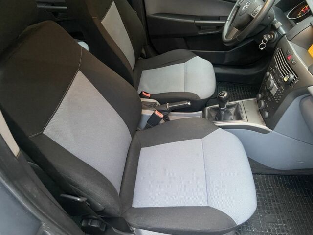 Серый Опель Астра, объемом двигателя 1.6 л и пробегом 277 тыс. км за 5000 $, фото 3 на Automoto.ua