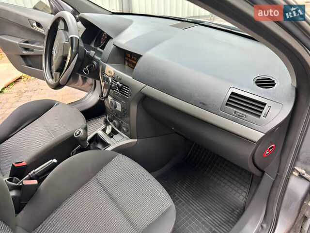 Серый Опель Астра, объемом двигателя 1.6 л и пробегом 238 тыс. км за 6500 $, фото 37 на Automoto.ua