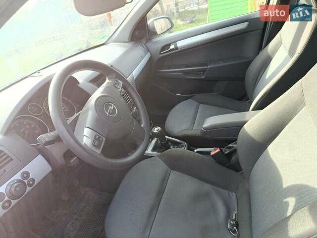 Серый Опель Астра, объемом двигателя 1.7 л и пробегом 255 тыс. км за 4300 $, фото 4 на Automoto.ua