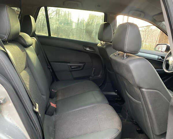 Серый Опель Астра, объемом двигателя 1.3 л и пробегом 330 тыс. км за 2200 $, фото 19 на Automoto.ua