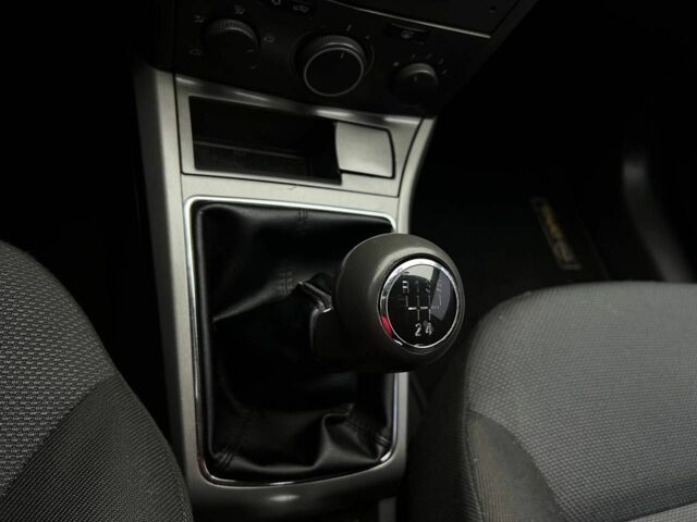 Серый Опель Астра, объемом двигателя 1.7 л и пробегом 292 тыс. км за 4900 $, фото 16 на Automoto.ua