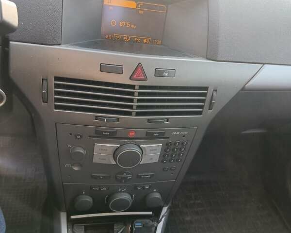 Серый Опель Астра, объемом двигателя 1.7 л и пробегом 255 тыс. км за 4300 $, фото 7 на Automoto.ua