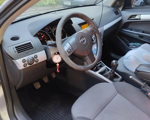 Серый Опель Астра, объемом двигателя 1.6 л и пробегом 230 тыс. км за 5500 $, фото 6 на Automoto.ua