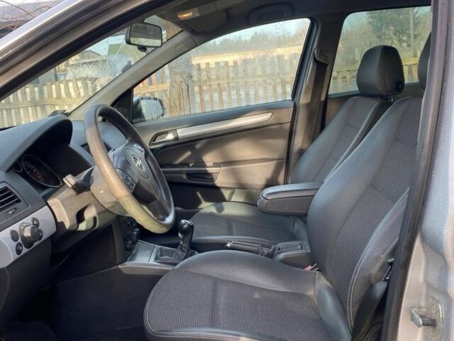 Серый Опель Астра, объемом двигателя 1.3 л и пробегом 330 тыс. км за 2200 $, фото 3 на Automoto.ua