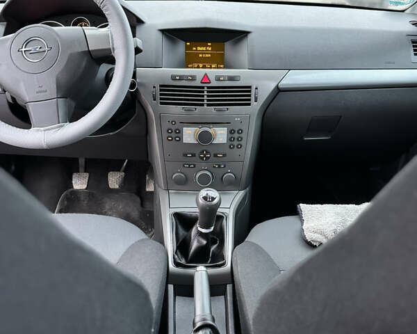 Серый Опель Астра, объемом двигателя 1.8 л и пробегом 211 тыс. км за 4499 $, фото 53 на Automoto.ua