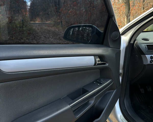 Серый Опель Астра, объемом двигателя 1.7 л и пробегом 324 тыс. км за 4200 $, фото 14 на Automoto.ua