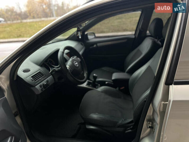 Серый Опель Астра, объемом двигателя 1.6 л и пробегом 297 тыс. км за 4400 $, фото 8 на Automoto.ua