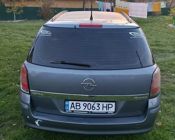 Серый Опель Астра, объемом двигателя 1.6 л и пробегом 240 тыс. км за 3800 $, фото 1 на Automoto.ua