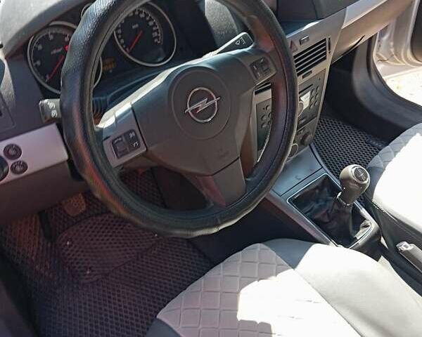 Серый Опель Астра, объемом двигателя 1.7 л и пробегом 296 тыс. км за 5000 $, фото 4 на Automoto.ua