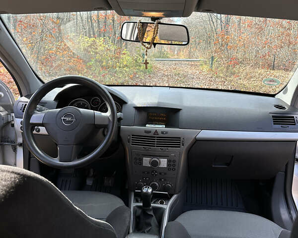 Серый Опель Астра, объемом двигателя 1.7 л и пробегом 324 тыс. км за 4200 $, фото 9 на Automoto.ua