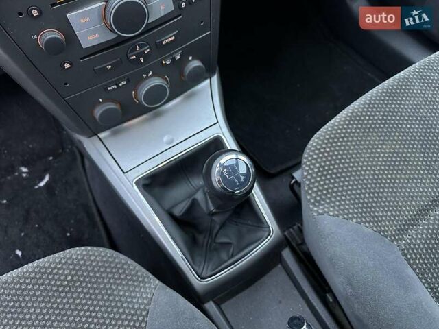 Серый Опель Астра, объемом двигателя 1.8 л и пробегом 170 тыс. км за 5790 $, фото 38 на Automoto.ua