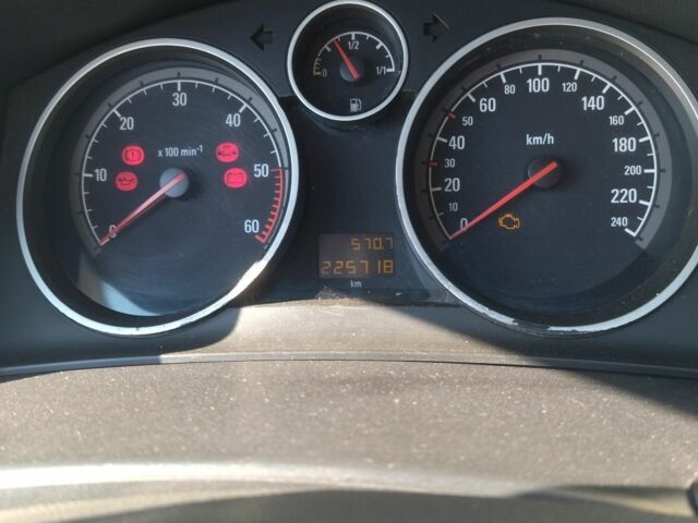 Серый Опель Астра, объемом двигателя 1.7 л и пробегом 228 тыс. км за 4600 $, фото 15 на Automoto.ua