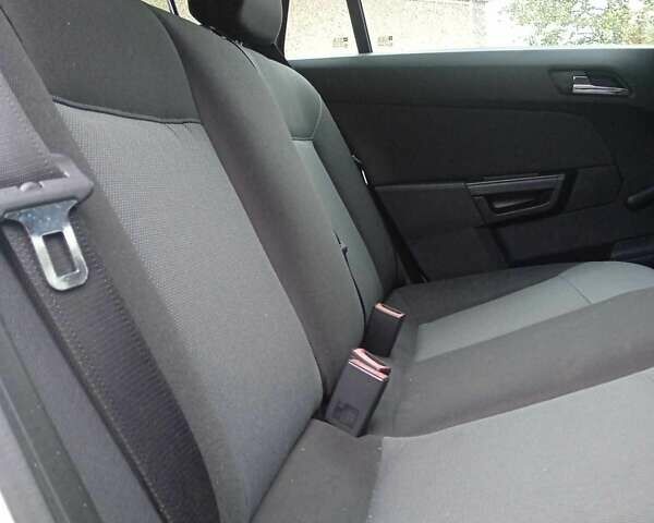 Серый Опель Астра, объемом двигателя 1.91 л и пробегом 241 тыс. км за 5200 $, фото 12 на Automoto.ua