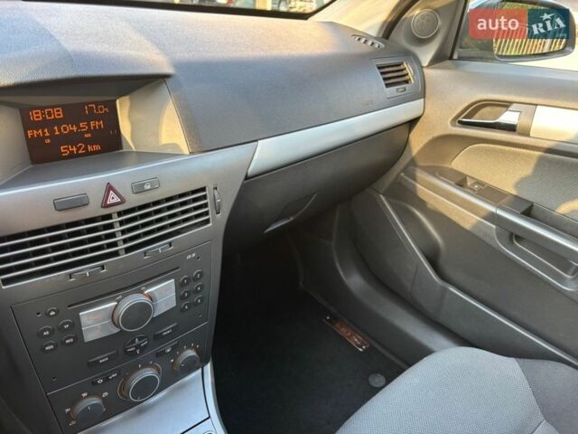 Серый Опель Астра, объемом двигателя 1.6 л и пробегом 204 тыс. км за 4500 $, фото 18 на Automoto.ua