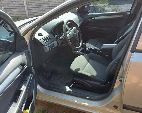 Серый Опель Астра, объемом двигателя 1.6 л и пробегом 170 тыс. км за 4400 $, фото 2 на Automoto.ua