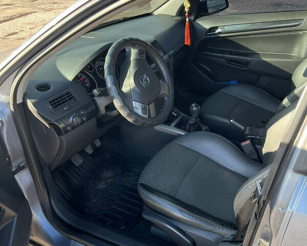 Серый Опель Астра, объемом двигателя 1.6 л и пробегом 236 тыс. км за 5600 $, фото 6 на Automoto.ua